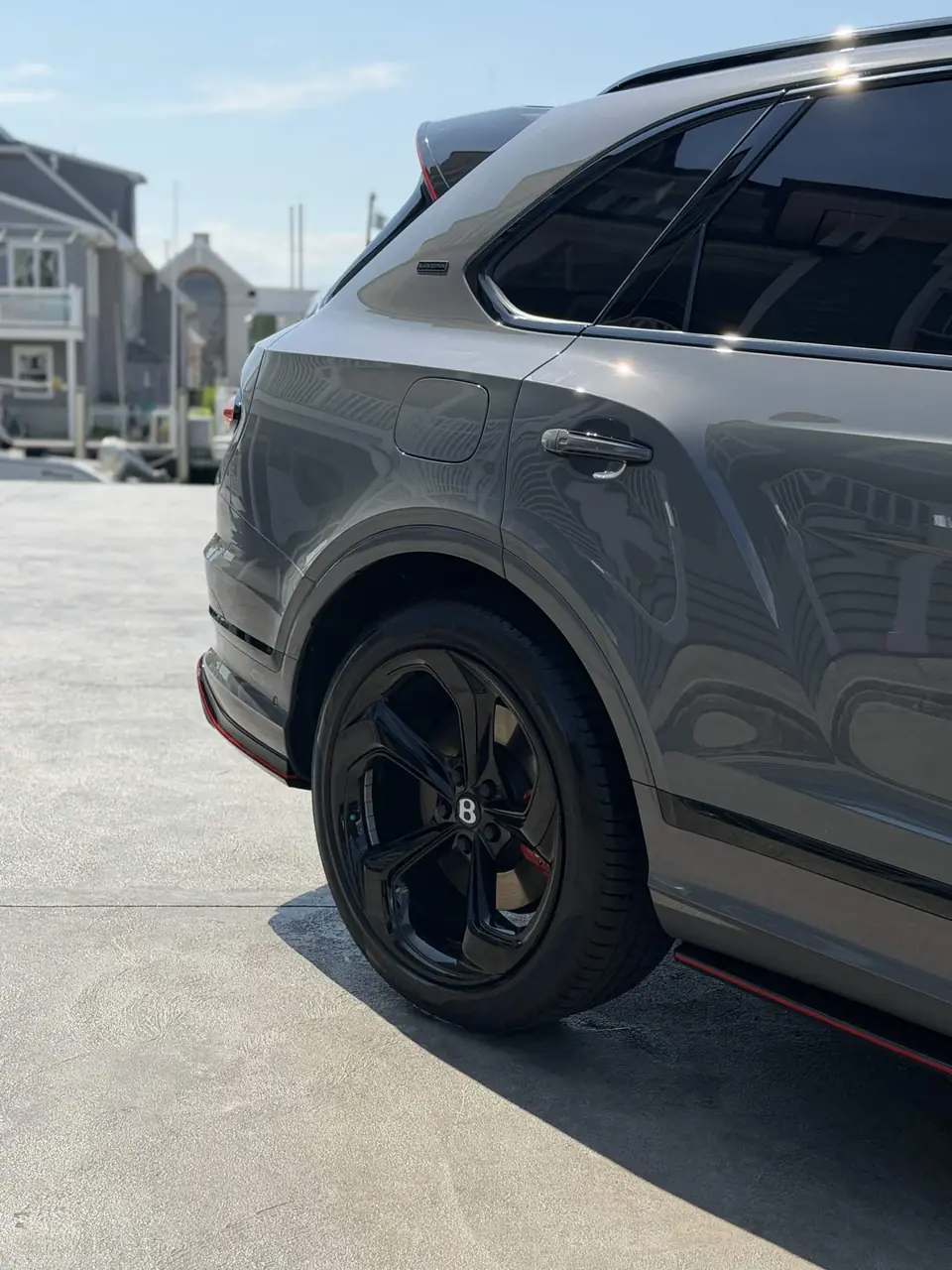 Bentley Bentayga Black Edition gloss black wheel and grey paint