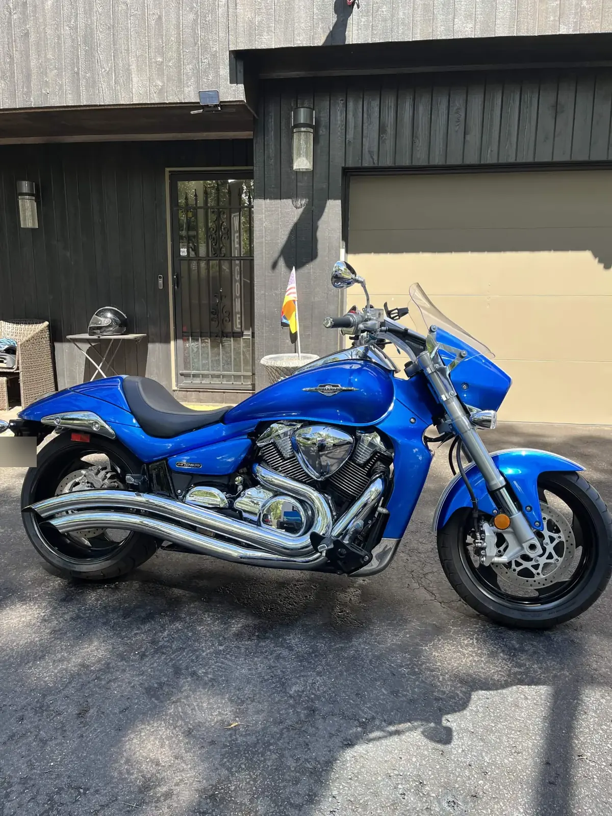 Blue Suzuki Boulevard M109R with chrome exhaust